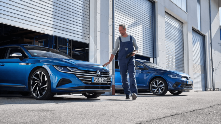 Service e ricambi: affidarsi ai brand conviene sempre 5 003tecnico osserva auto blu volkswagen 768x432 1
